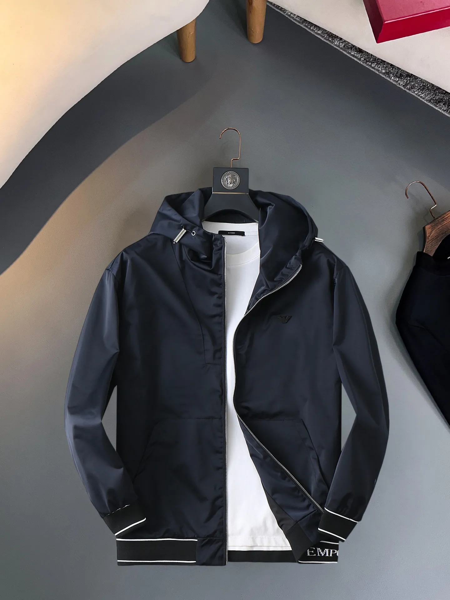 Armani official website Same Style, complete with three labels, on sale in advance. 2026 Autumn and Winter New Arrival men's jacket, Original with complete three labels, Premium version. Custom-made fabrics at the counter. Breathable, high comfort, impeccable details, brand element design concept, reflecting high quality. It feels delicate and soft, presents a casual cut, and has a great upper body shape. Sizes: M～3XL,
